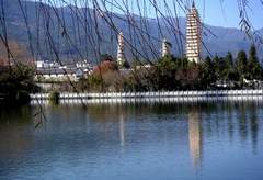 三塔倒影公园图片