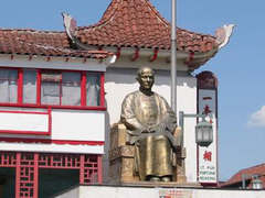 中国城 中国城里的孙中山雕塑