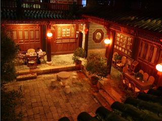 三合客栈庭院夜景